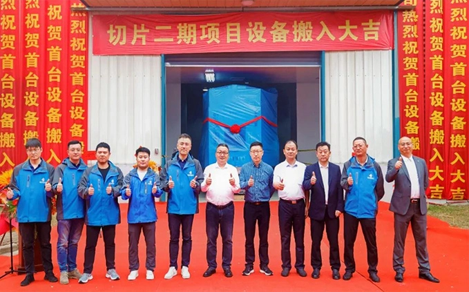 The First equipment move-in for Huasun Xuancheng Phase II, 2.7GW HJT wafer expansion project officially starts!